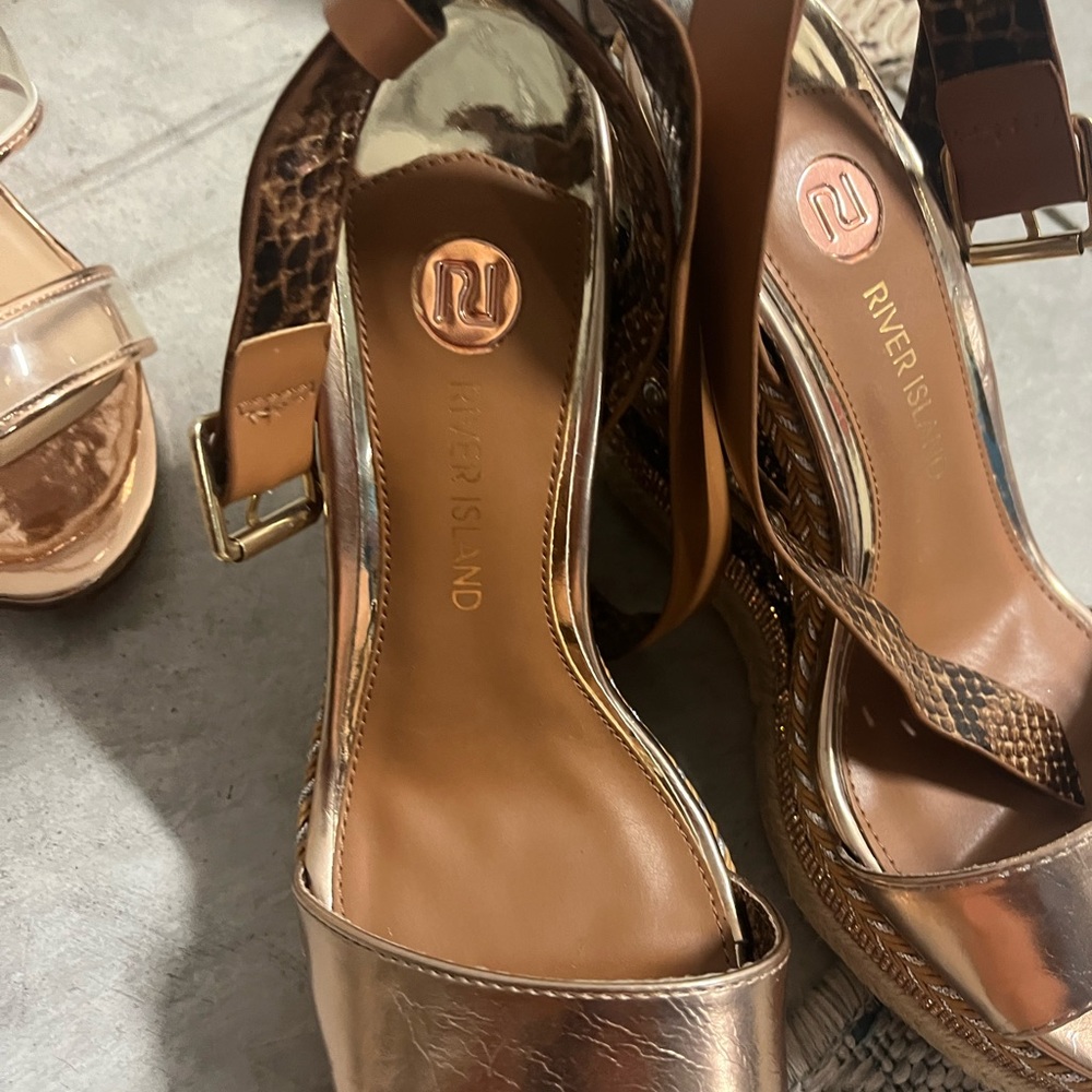 Beautiful posh decorated wedges by Rover Island New payed $79 Now 40$